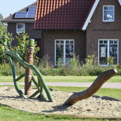 PLAY SCULPTURE «EARTHWORM WITH LEAF»