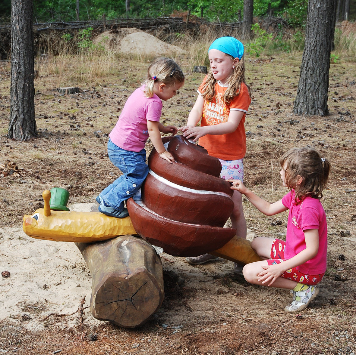 PLAY SCULPTURE «SNAIL ON TRUNK» WITH MARBLE GAME - Image 2