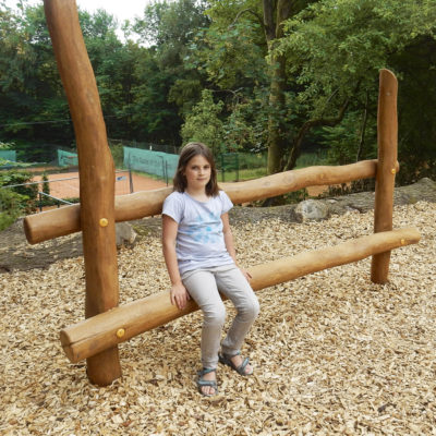 SPRAWLING BENCH