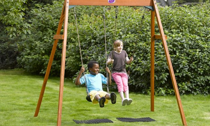 kids outdoor swing
